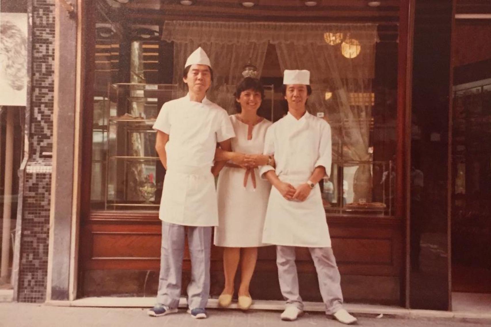 Takashi Ochiai (izq) junto a su mujer Carme y su primo Tsuyoshi el día de la inauguración de la pastelería en Barcelona