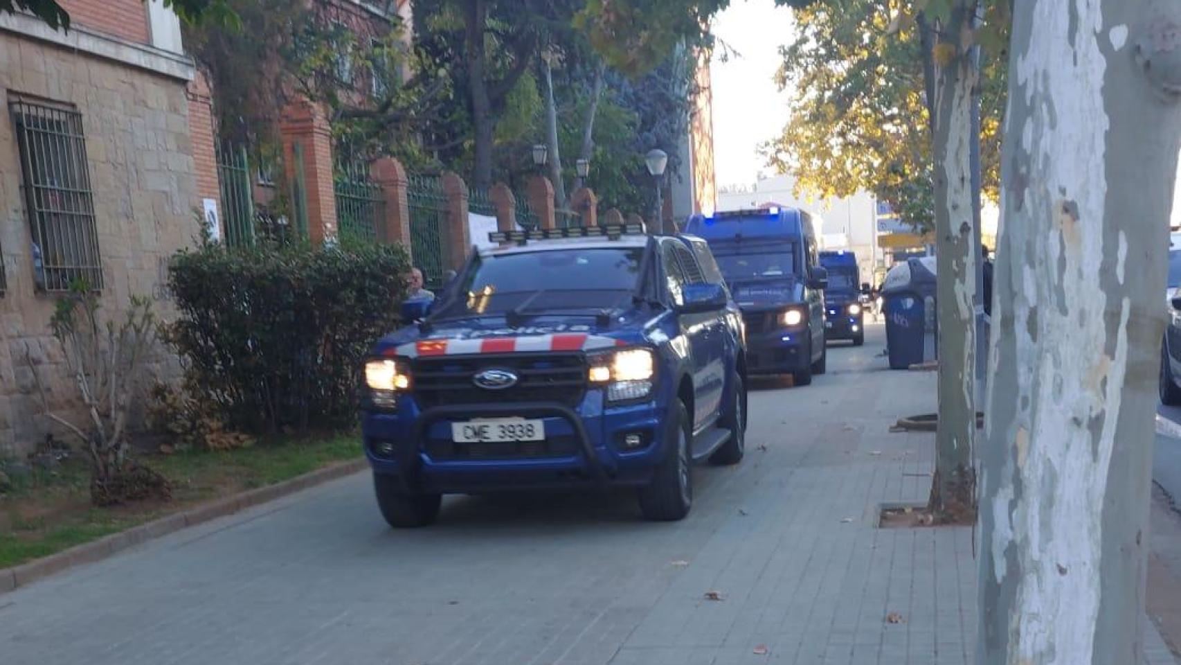 Coche de los Mossos d' Esquadra en Sabadell durante el desalojo de la caserna de la Guardia Civil
