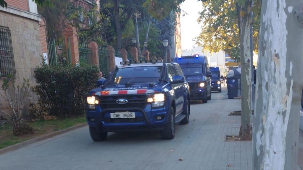 Coche de los Mossos d' Esquadra en Sabadell durante el desalojo de la caserna de la Guardia Civil