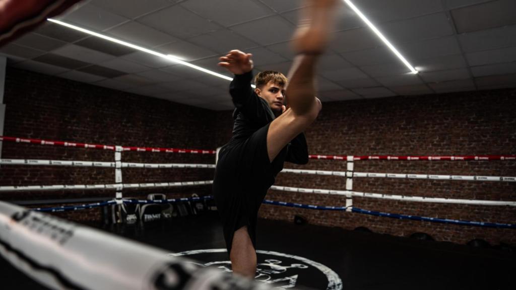 El lluitador de Muay Thai, Àlex Usieto, al gimnàs Puro Impacto durant la seva entrevista amb Metrópoli