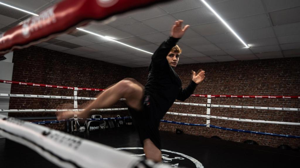 El lluitador de Muay Thai, Àlex Usieto, al gimnàs Puro Impacto durant la seva entrevista amb Metrópoli