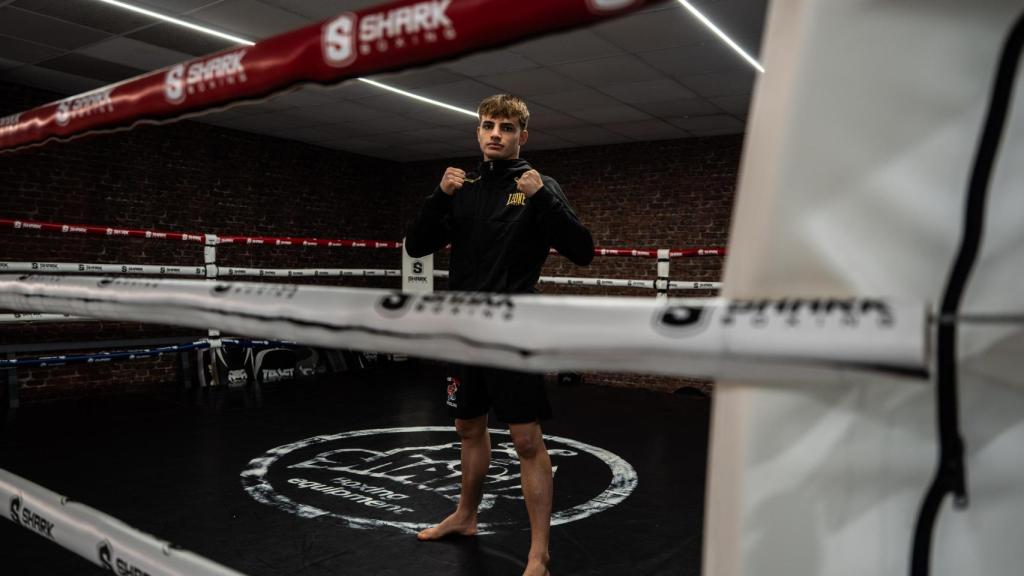 El luchador de Muay Thai, Álex Usieto, en el gimnasio Puro Impacto durante su entrevista con Metrópoli