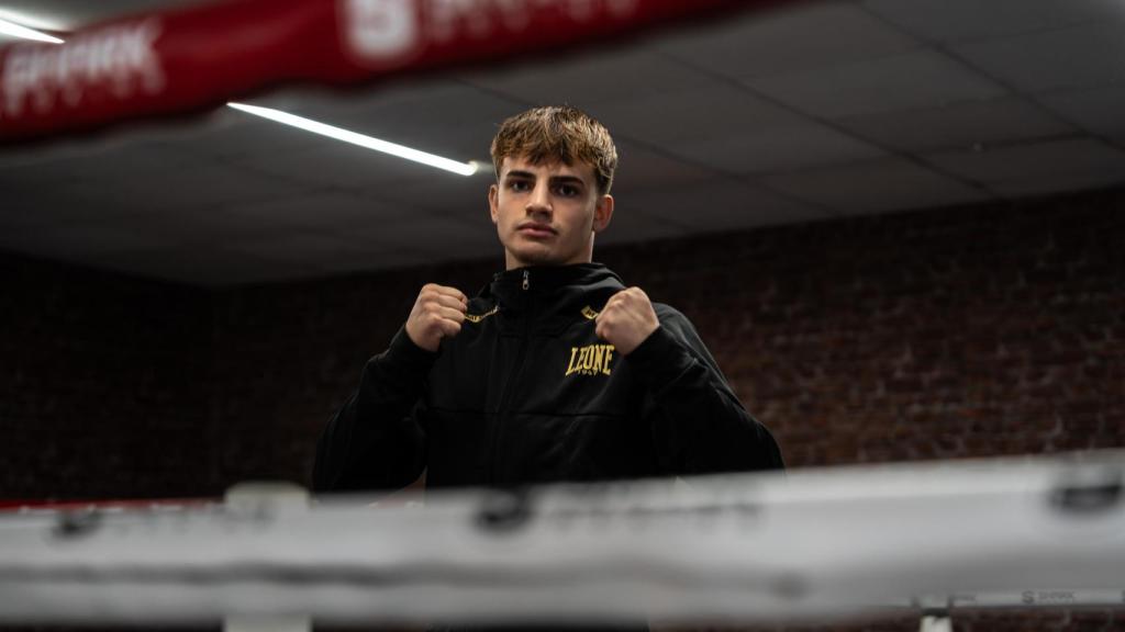 El luchador de Muay Thai, Álex Usieto, en el gimnasio Puro Impacto durante su entrevista con Metrópoli