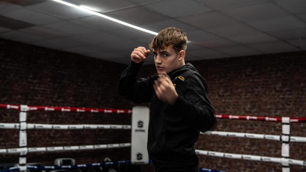 El luchador de Muay Thai, Álex Usieto, en el gimnasio Puro Impacto durante su entrevista con Metrópoli