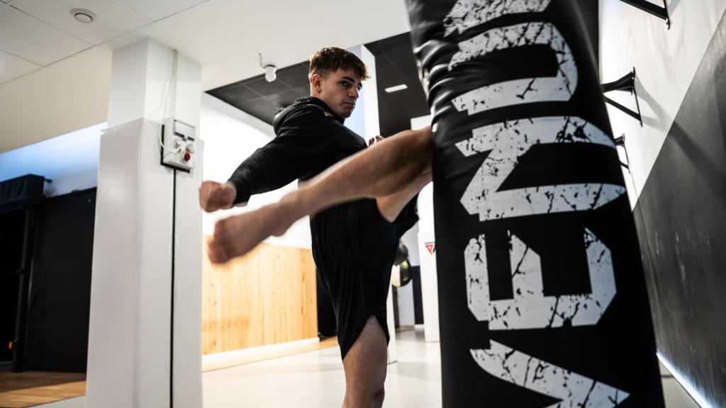 El luchador de Muay Thai, Álex Usieto, en el gimnasio Puro Impacto durante su entrevista con Metrópoli