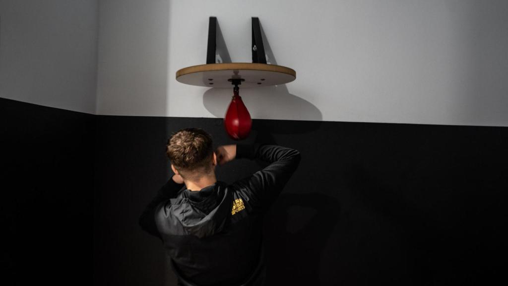 El luchador de Muay Thai, Álex Usieto, en el gimnasio Puro Impacto durante su entrevista con Metrópoli