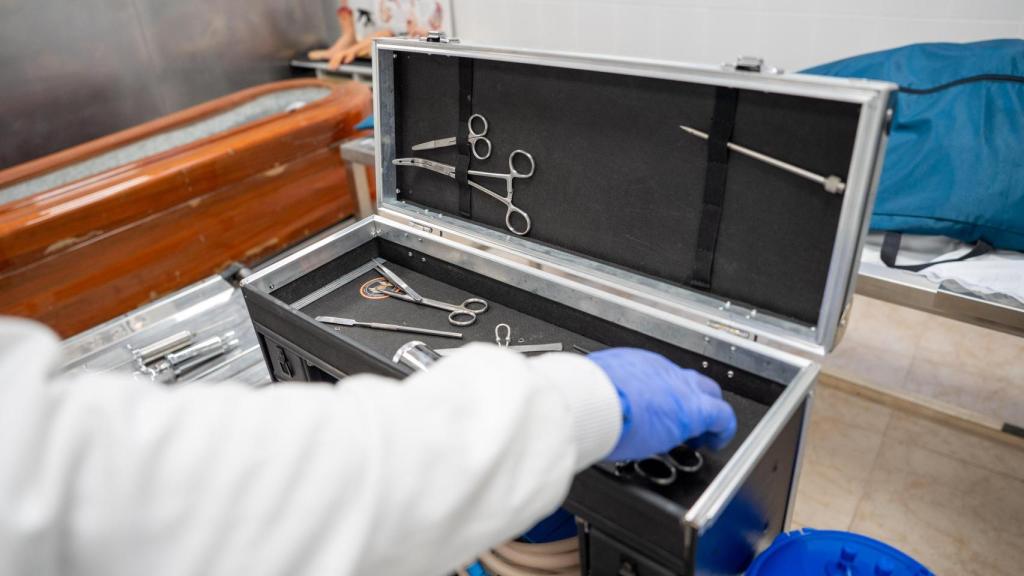 Instrumental para embalsamar cuerpos