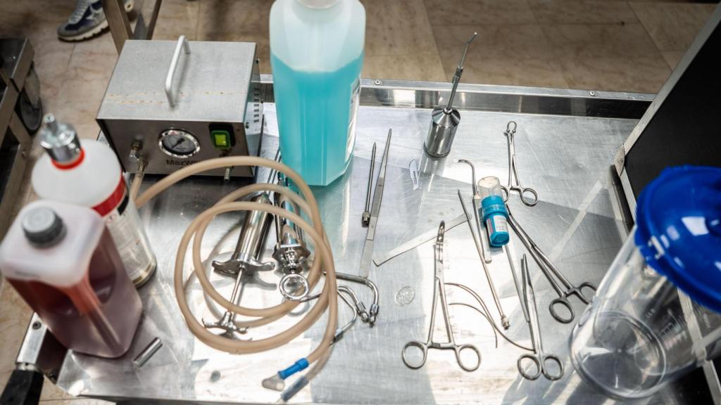 Instrumental para embalsamar y conservar cuerpos