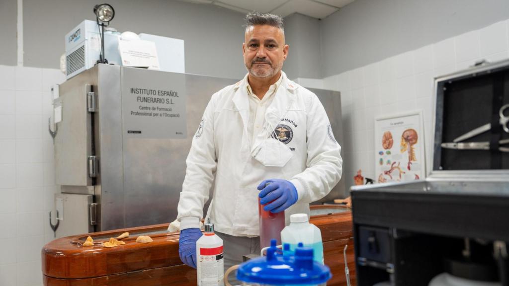 José Luis Mulero, tanatopractor y embalsamador de Barcelona durante su entrevista con Metrópoli