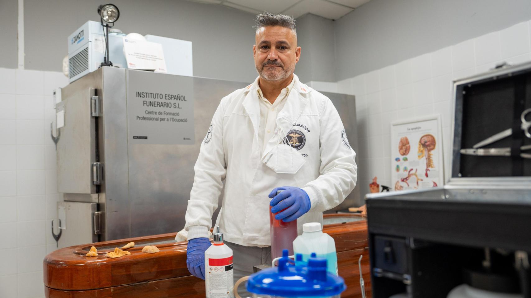 José Luis Mulero, tanatopractor y embalsamador de Barcelona durante su entrevista con Metrópoli