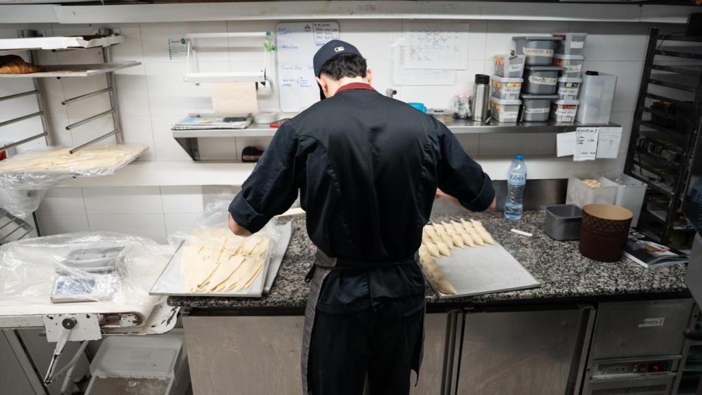 Un treballador de la Pastisseria Ochiai preparant croissants