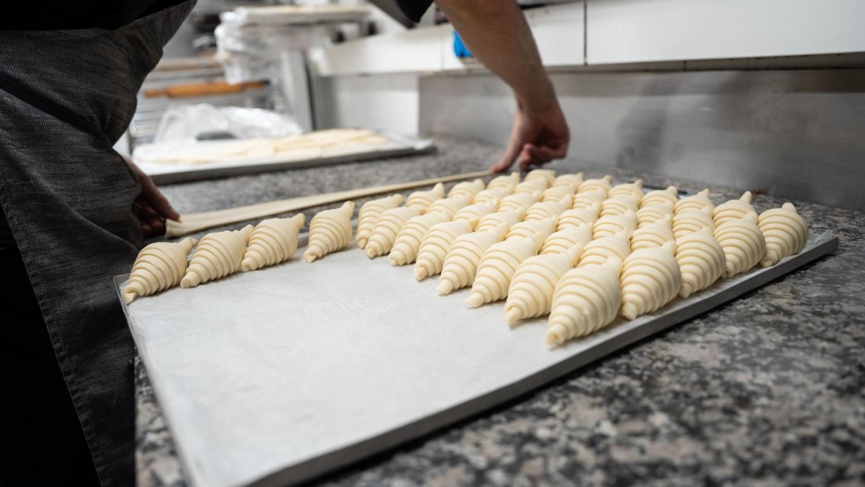 Un trabajador de la Pastelería Ochiai preparando cruasanes