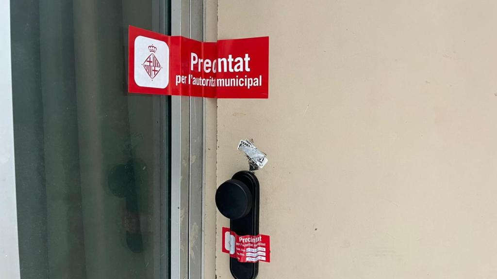 El precinto en la puerta de La Traviesa