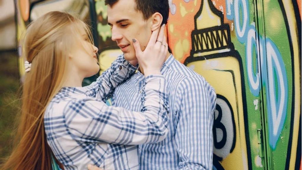 Una pareja mirándose mutuamente