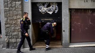 Agentes de la Guardia Urbana junto al local de La Traviesa, que ha sido precintado este miércoles, 5 de noviembre