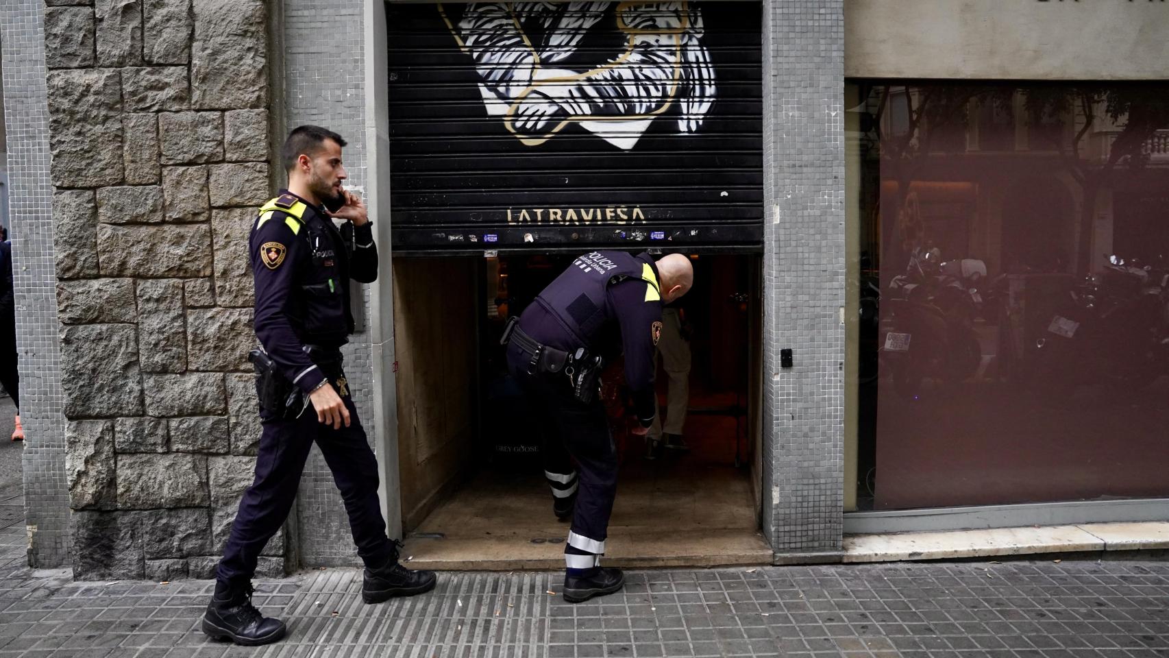 Agentes de la Guardia Urbana junto al local de La Traviesa, que ha sido precintado este miércoles, 5 de noviembre