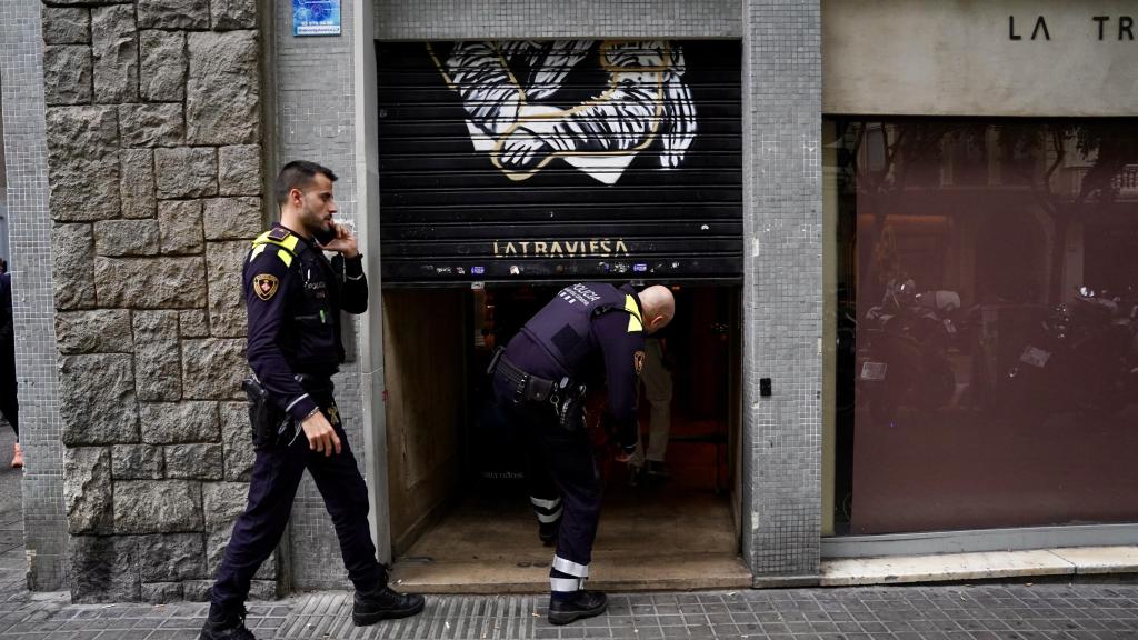 Agentes de la Guardia Urbana junto al local de La Traviesa, que ha sido precintado este miércoles, 5 de noviembre