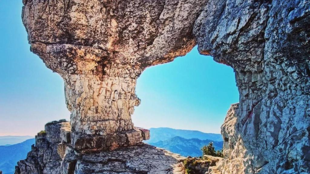 El mirador natural que domina las montañas de Tarragona, el Forat de l'Airosa