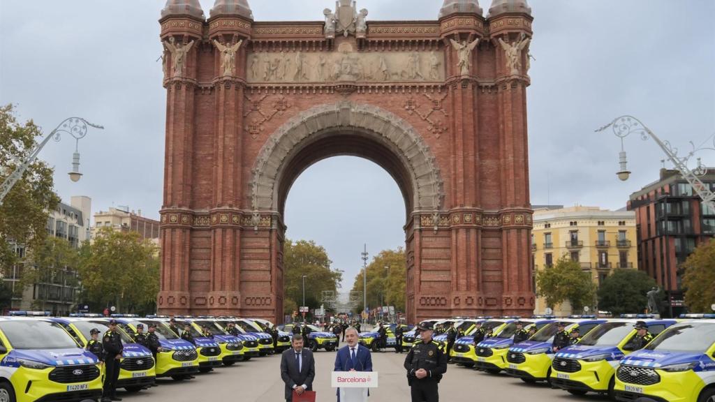 El alcalde de Barcelona, Jaume Collboni, en la presentación de 21 nuevos vehículos de la Guardia Urbana