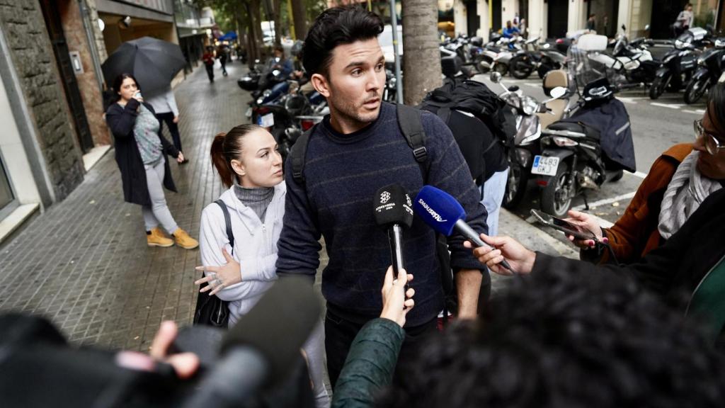 Los trabajadores de la Traviesa tras salir del local