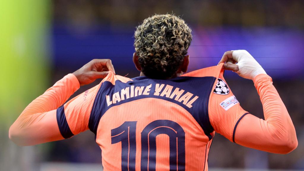 Lamine Yamal enseña su dorsal '10' para celebrar su gol en el Brujas-Barça