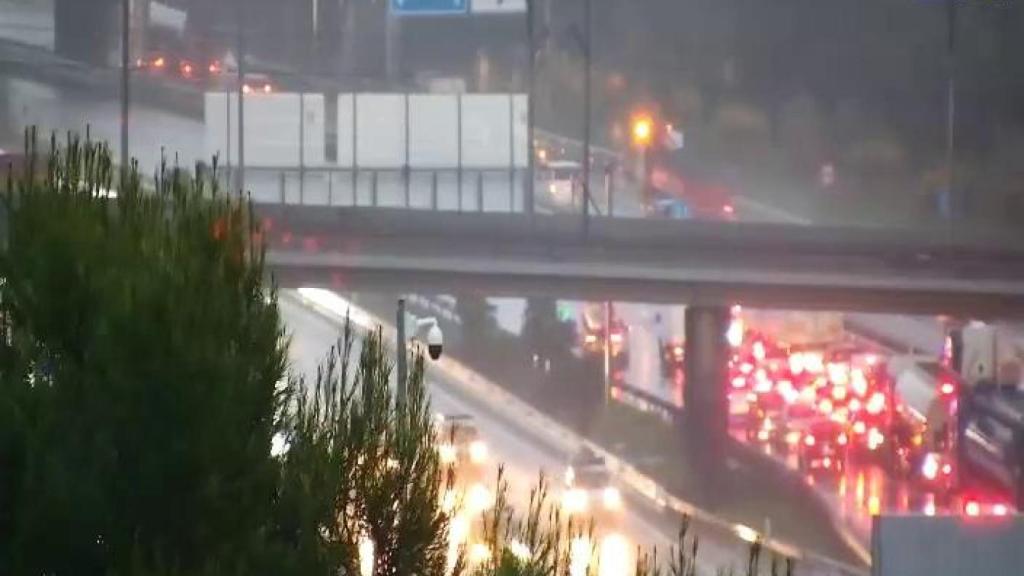 Cortada en la AP-7 a su paso por Sant Cugat del Vallès