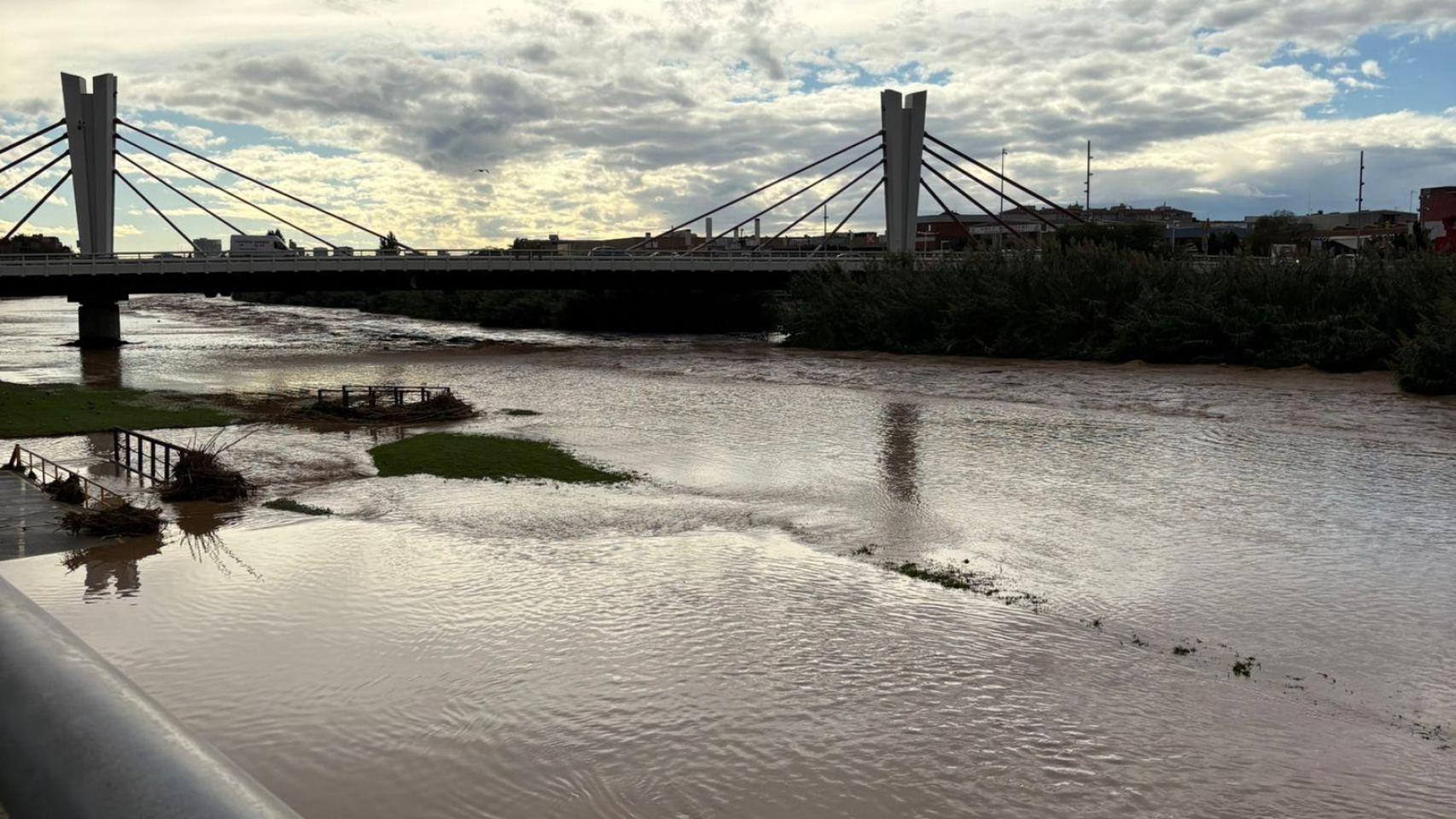 El Besòs, desbordado: obliga a cerrar el Parque Fluvial por inundación total