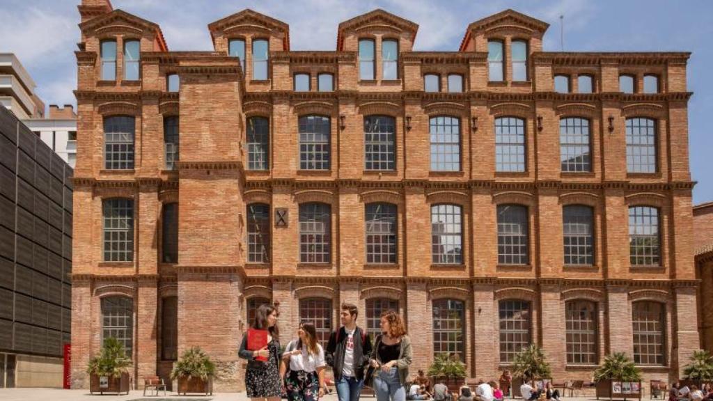 Estudiantes en el campus de Poblenou de la UPF