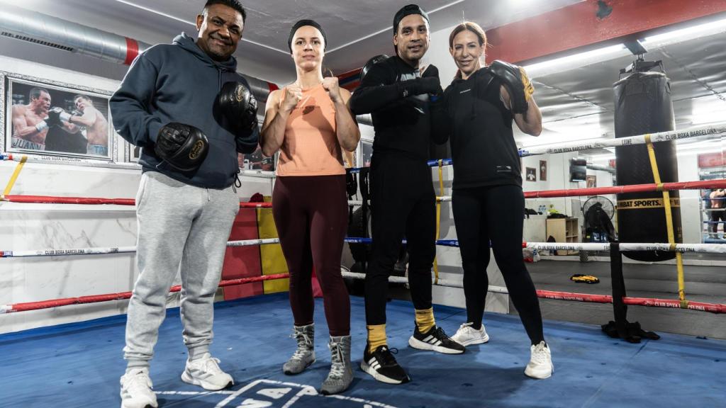 Esther 'Flechita' Páez y su equipo del Club de Boxa Barcelona durante su entrevista con Metrópoli