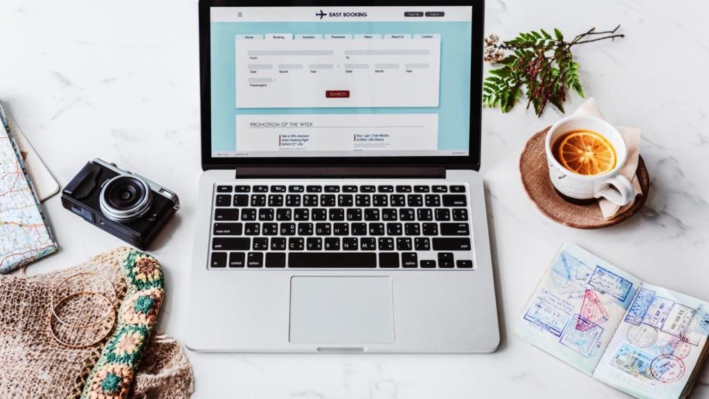 Búsqueda de ofertas de viajes desde un portátil
