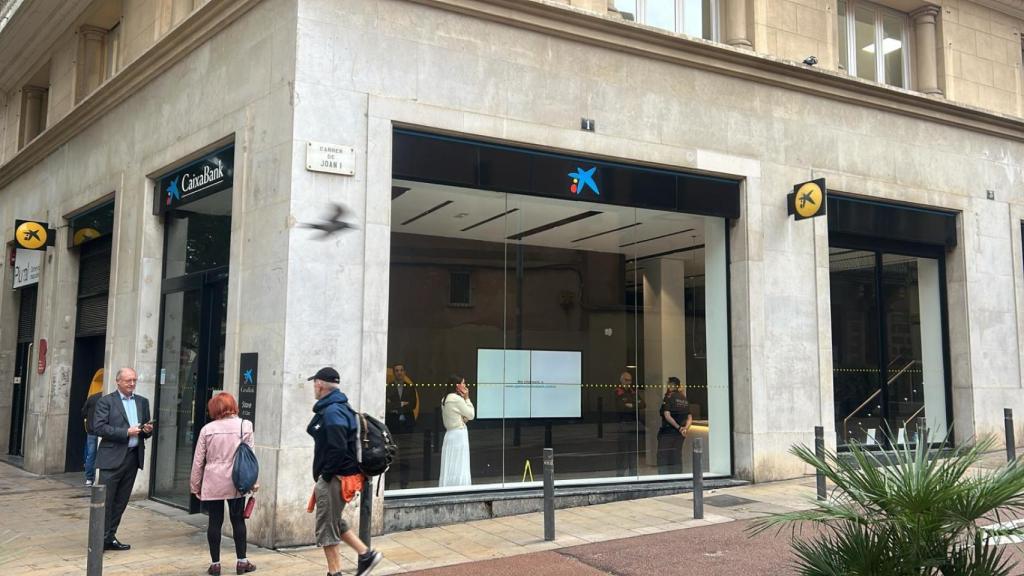 Exterior de la oficina de La Caixa del Clot en la que ha tenido lugar el atraco