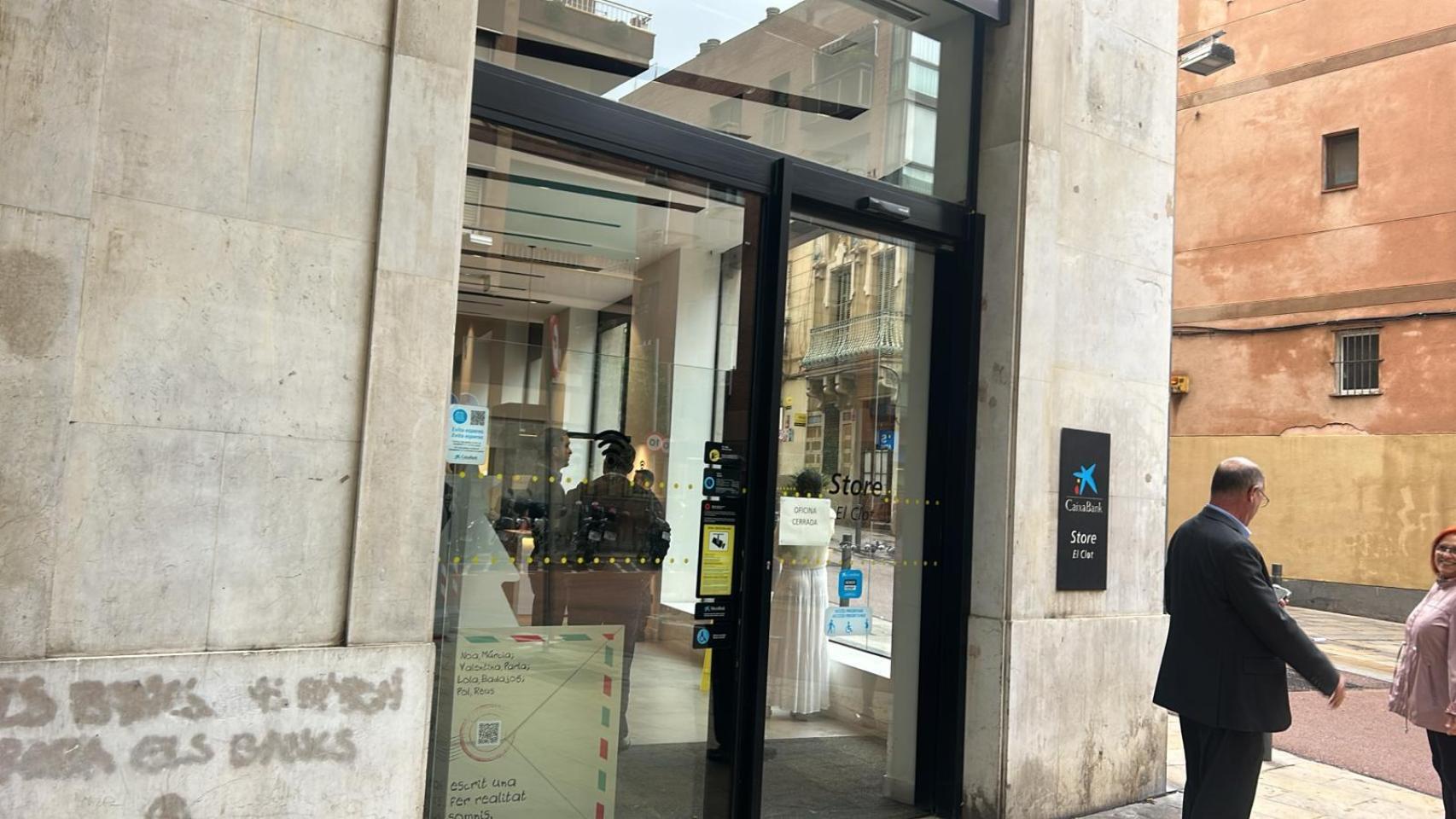 Exterior de la oficina de La Caixa del Clot en la que ha tenido lugar el atraco