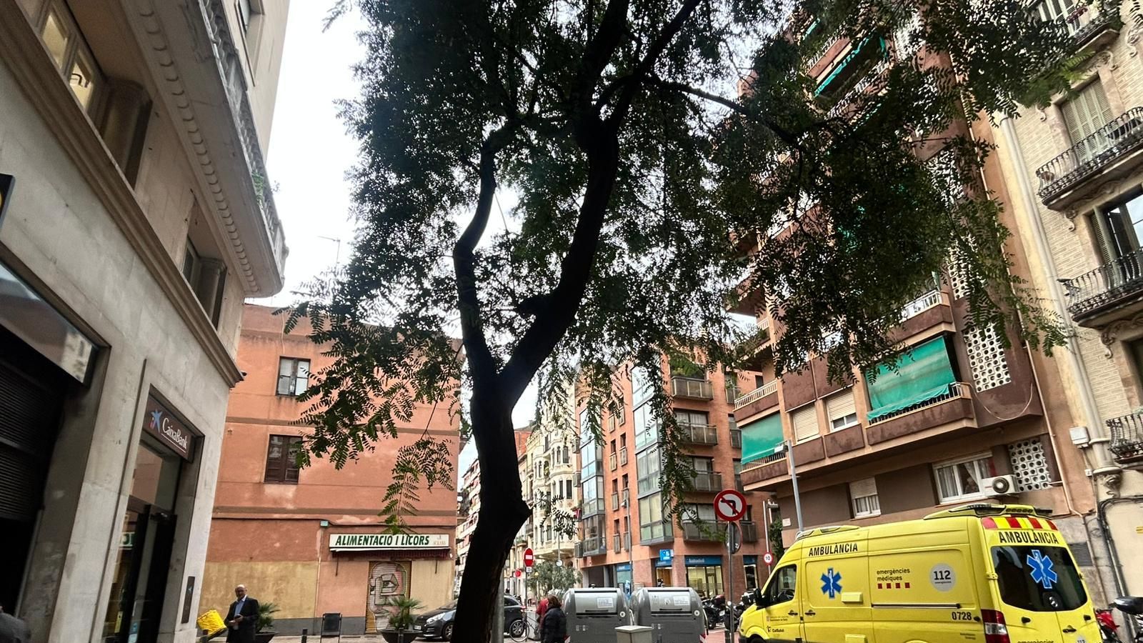 Atracan una oficina de La Caixa a plena luz del día en el Clot