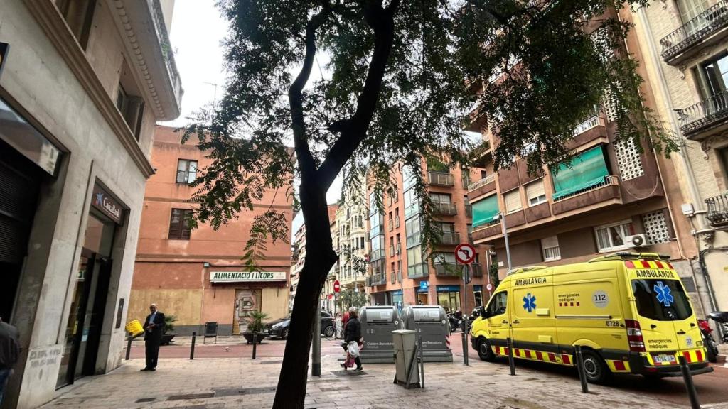 Exterior de l'oficina de La Caixa del Clot on ha tingut lloc l'atracament