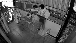 El acosador pillado por una de las cámaras de seguridad de la vivienda