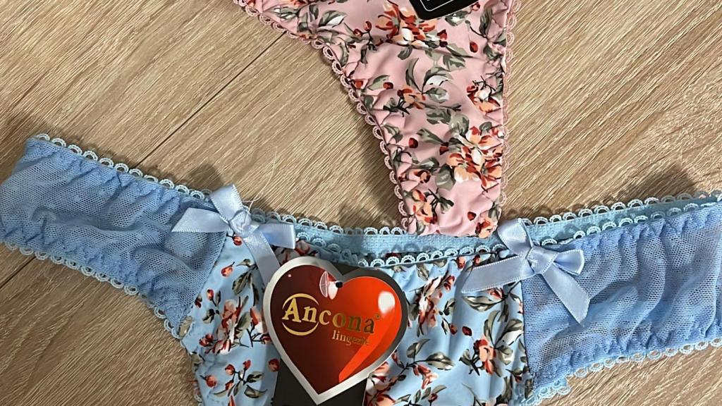 Braguitas con etiquetas que aparecieron en la terraza de las víctimas