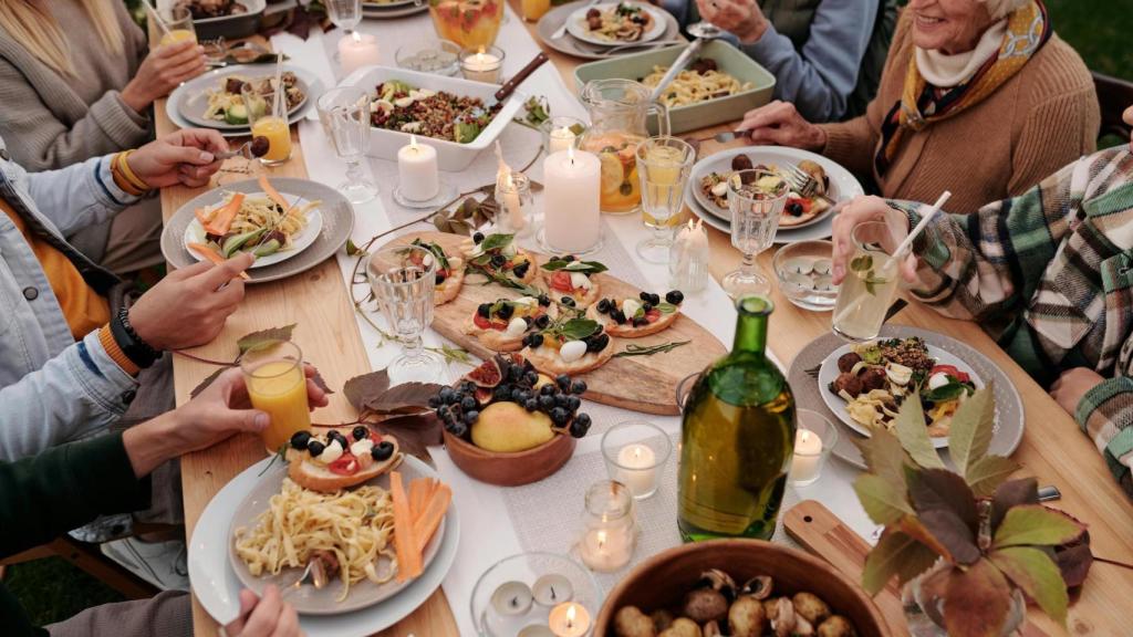 Los especialistas recomiendan cenar pronto y ligero