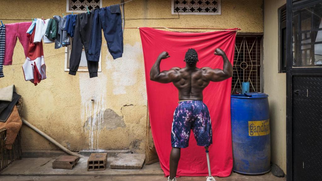 El culturista Tamale Safalu entrena davant de casa seva. Kampala, Uganda, 25 de gener de 2024