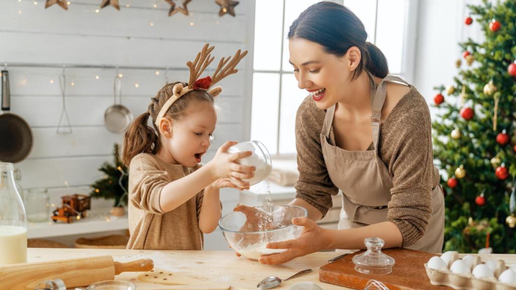 Una niña con TEA ayuda a su madre a preparar un pastel