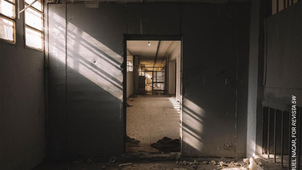 Un pasillo de la infame prisión de Sednaya, que en algún momento llegó a albergar 20 000 reclusos, donde los desertores del Ejército y los disidentes eran sometidos a palizas brutales, descargas eléc- tricas y hambre extrema. Damasco, Siria, 14 de diciembre de 2024