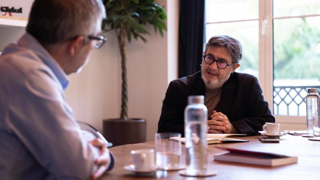 Jordi Amat, con Manel Manchón, en ,la entrevista en la redacción de 'Metrópoli'