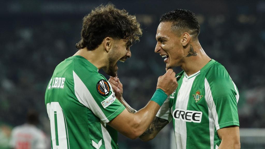 Ez Abde celebra un gol con Antony en el Betis-Lyon