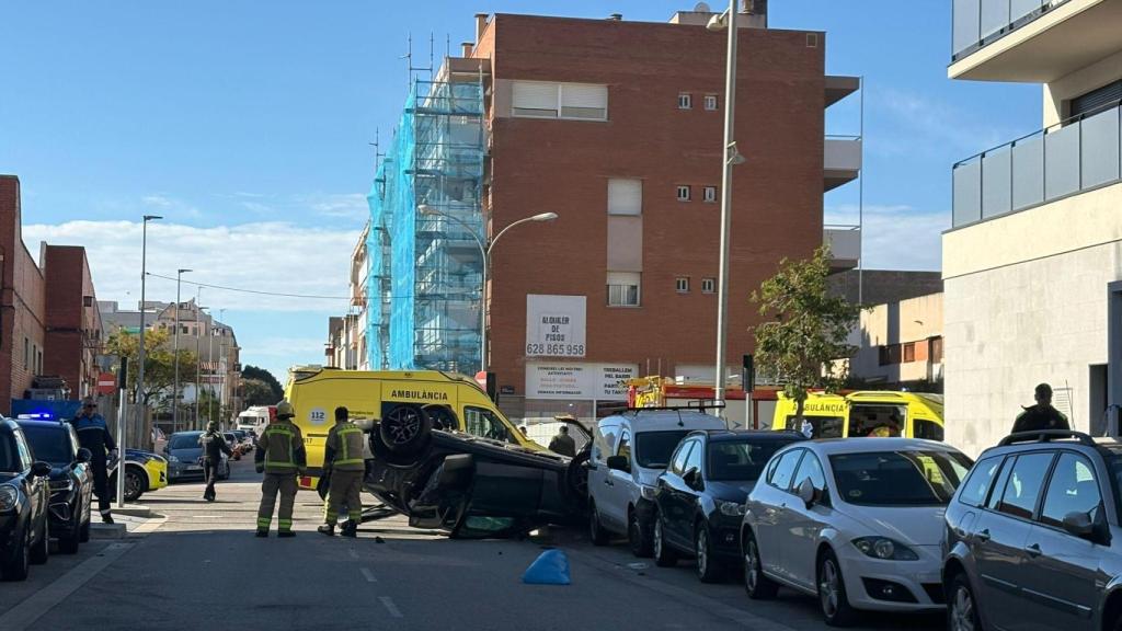 Coche volcado en la calle Guifrè de Badalona