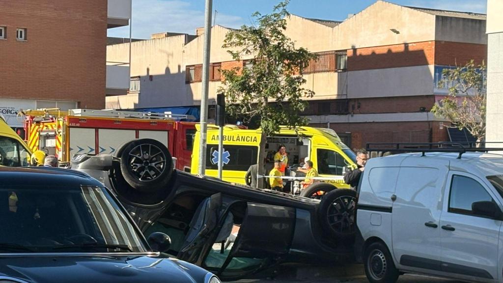 Un coche volcado en la calle Guifré de Badalona