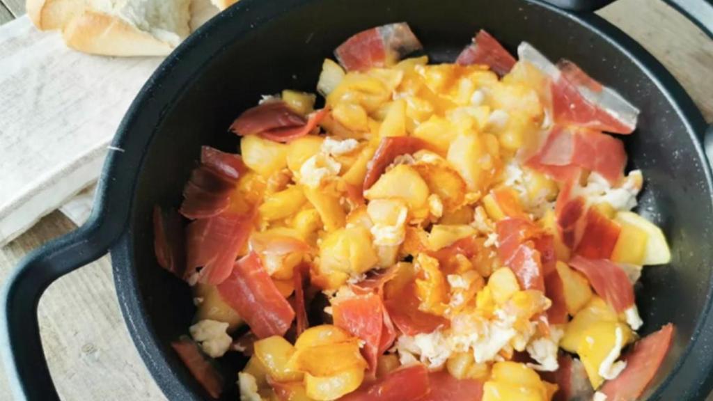 Huevos rotos con jamón