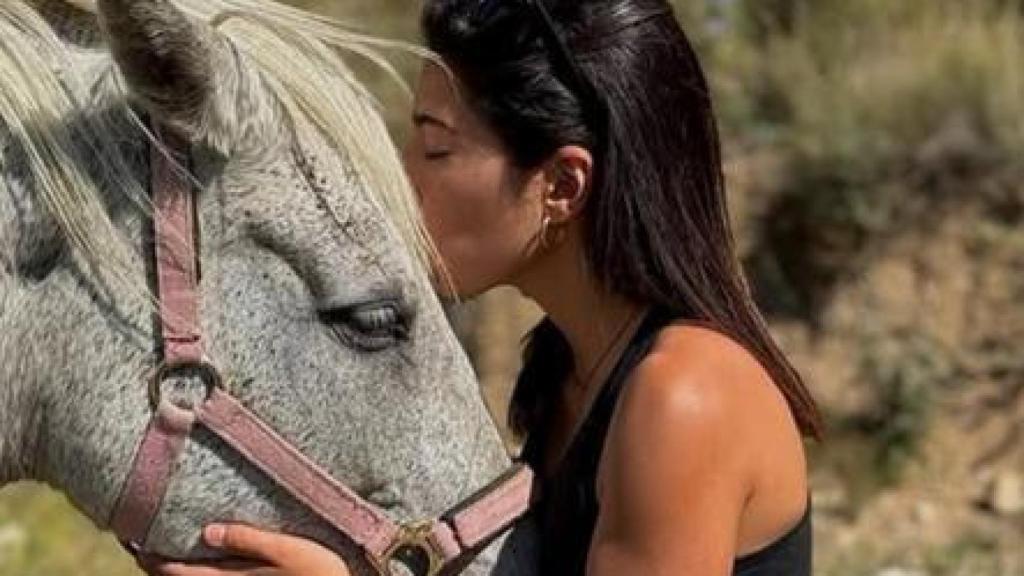 Andrea junto a un caballo en una imagen subida a sus redes sociales