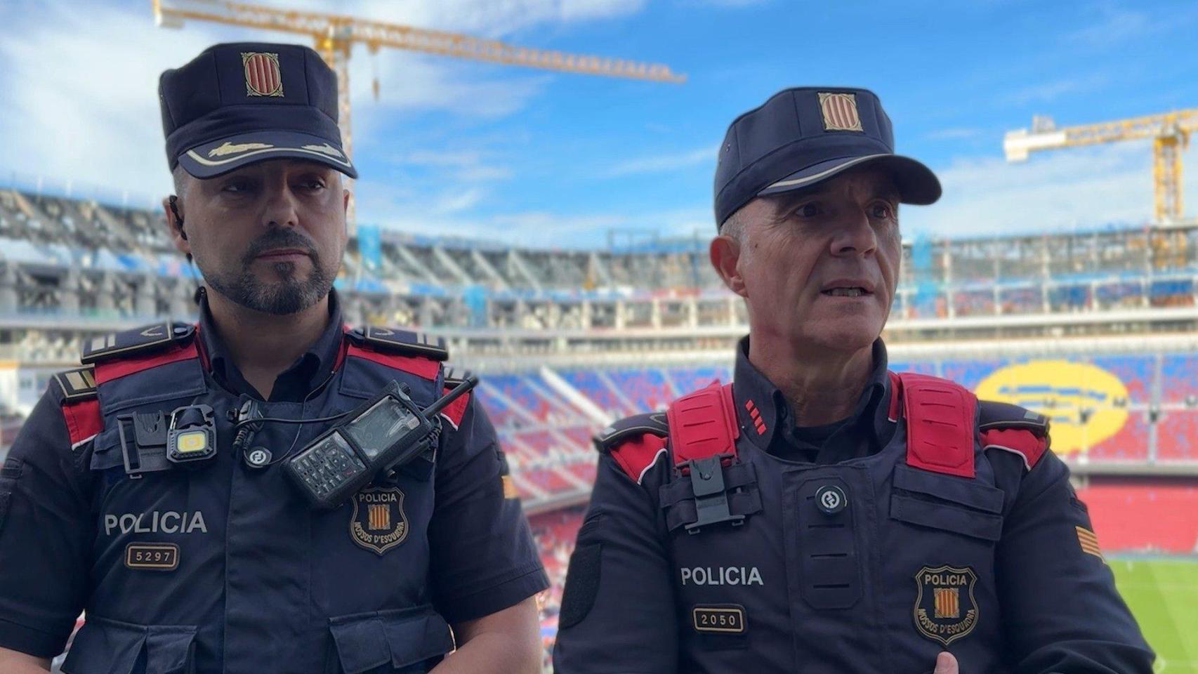 El jefe de la División de Dispositivos, el intendente Oscar Fernández, junto con el jefe de la Oficina del Deporte y coordinador de los operativos en el FC barcelona, el inspector Andreu González