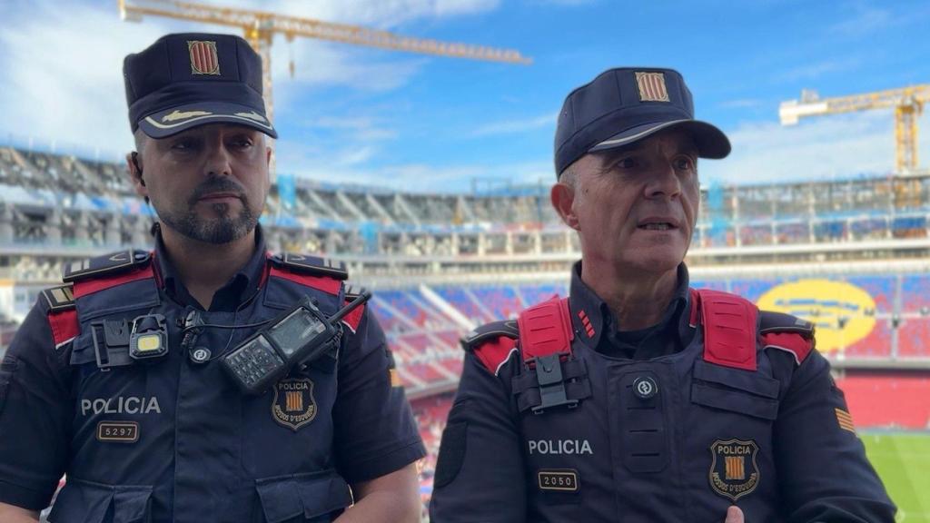 El jefe de la División de Dispositivos, el intendente Oscar Fernández, junto con el jefe de la Oficina del Deporte y coordinador de los operativos en el FC barcelona, el inspector Andreu González