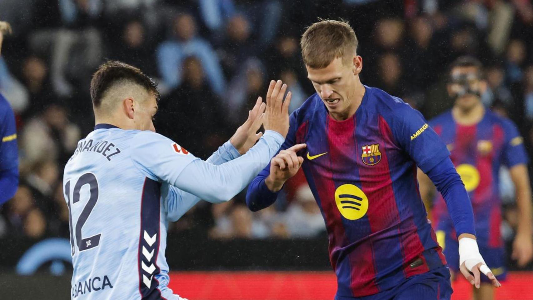 Dani Olmo controla un balón durante el Celta-Barça