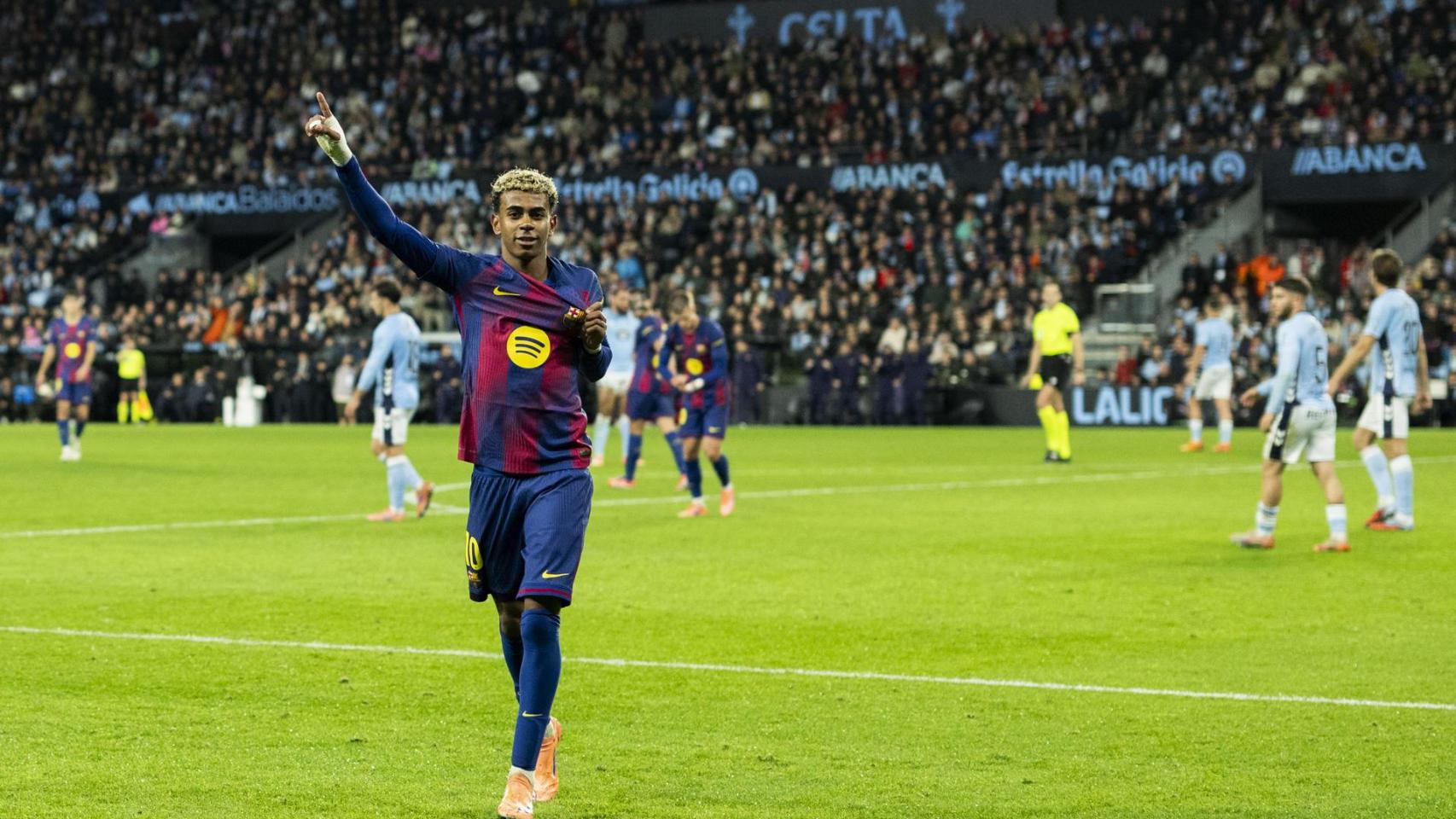 Lamine Yamal se señala el escudo del Barça tras marcar al Celta
